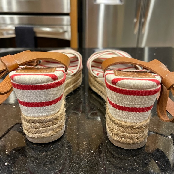 TORY BURCH 9 NAUTICAL RED WHITE CANVAS WITH LIGHT BROWN STRAPS PLATFORM SANDALS - Picture 11 of 13